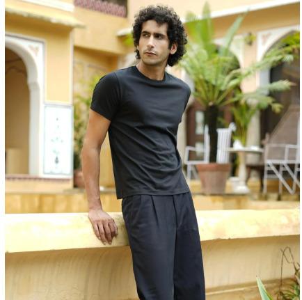 Classic Black Cotton Blend Solid Round Neck Half Sleeve T Shirt for Men