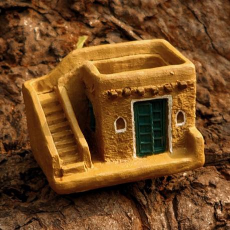 Jeene Wala Ghar Miniature - Planters