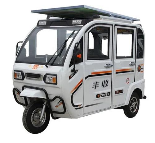 Closed passenger tricycle